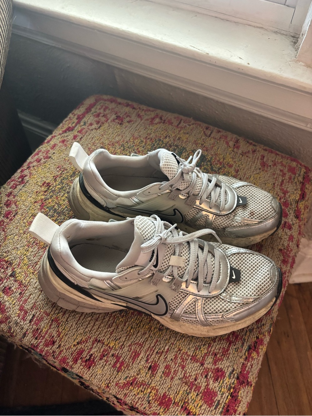 Nike V2K Run in Summit White/ Pure Platinum/ Metallic Silver Size 9 - Picture 2 of 5